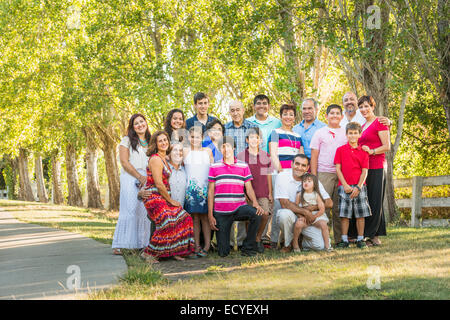 Famille élargie posing together outdoors Banque D'Images