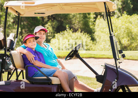 Grand-mère et petit-fils de chariot de golf cours de conduite Banque D'Images