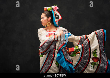 Hispanic teenage girl dancing en Sinaloa robe folklorique Banque D'Images