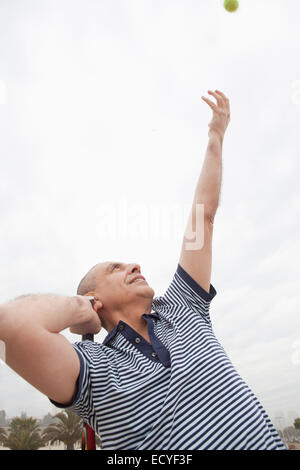 Portrait of senior man playing tennis outdoors Banque D'Images