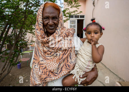 Grand-mère et sa petite-fille à Al Qadarif, Soudan Banque D'Images