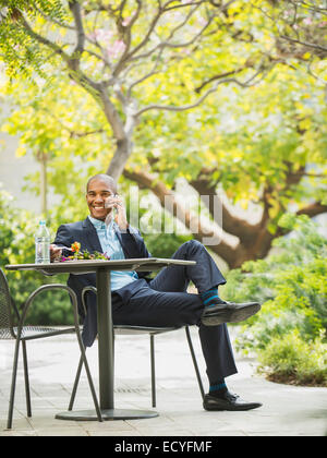 Black woman et manger le déjeuner en plein air Banque D'Images