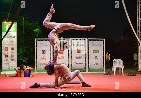 Phare Ponleu Selpak troupe de cirque cambodgien à l'exécution de la rue Show, Bangkok, Thaïlande Banque D'Images