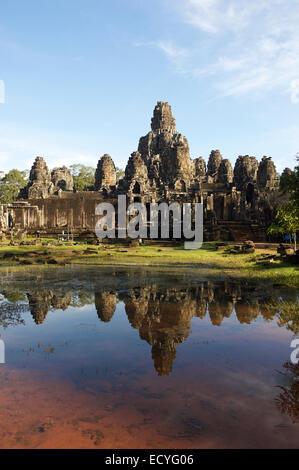 Temple du Bayon Angkor reflétant dans l'eau dans le complexe d'Angkor Thom Banque D'Images