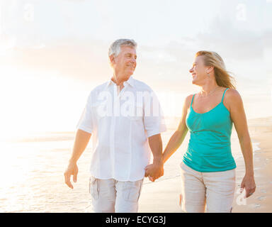 Caucasian couple walking on beach Banque D'Images