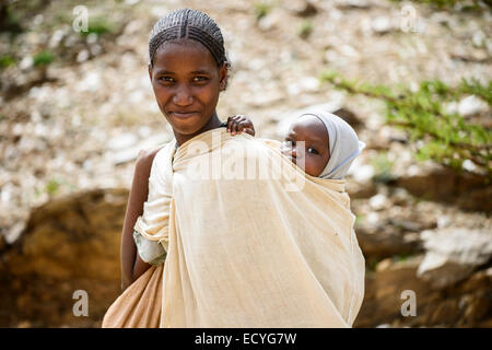 Tigrayan femme portant son bébé, l'Ethiopie Banque D'Images
