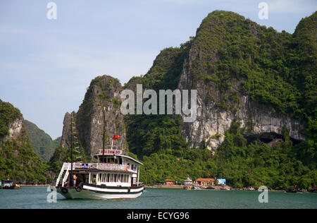 Les bateaux d'excursion dans la baie d'Ha Long, Vietnam. Banque D'Images