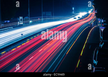 Le trafic de nuit avec des traces floues des voitures Banque D'Images