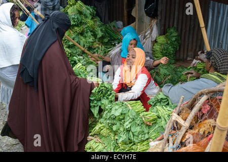 Une femme musulmane d'acheter des légumes, Mercato d'Addis Abeba, Ethiopie Banque D'Images