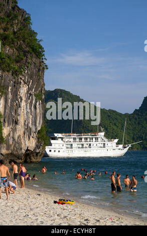 Les touristes bronzer sur la plage, dans la baie d'Ha Long, Vietnam. Banque D'Images