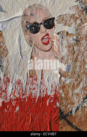 L'affiche déchirée de Lady Gaga décollait un coulisseau de sécurité entourant un chantier sur Stanton Street à New York Banque D'Images