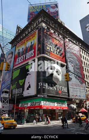 Les panneaux d'énorme à Times Square New York publicité présente dans le quartier des théâtres le long de la 7e Avenue Banque D'Images