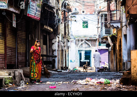 Woman sweeping ordures dans la vieille ville de Bhopal, Madhya Pradesh, Inde Banque D'Images