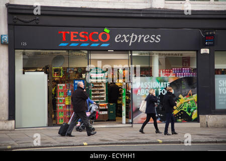 Londres - 11 DÉCEMBRE : l'extérieur d'un supermarché Tesco's express sur le Décembre 11th, 2014, à Londres, Angleterre, Royaume-Uni. Tesco Banque D'Images