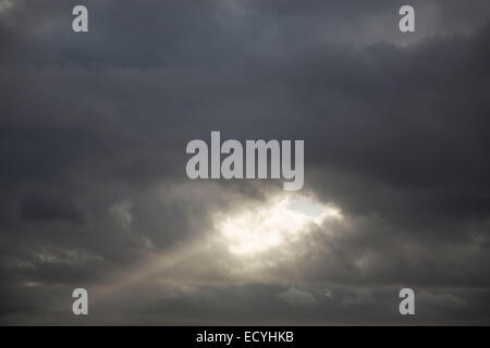 L'Arbre céleste de la lumière percer un trou dans les nuages. Londres, Royaume-Uni. Banque D'Images