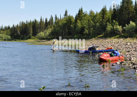 Kayaks sur la plage. Bateaux de touristes sont côte au nord de la rivière Oural. Banque D'Images