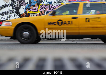 Un jaune New York City taxi est passé le Bowery lecteurs paroi murale sur le Bowery et Houston street NYC Banque D'Images