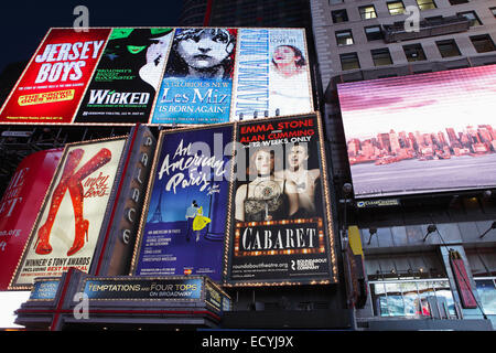 Les panneaux électroniques à Times Square New York publicité Théâtre Banque D'Images