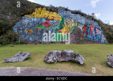 Sur une falaise au pied de la 617m-high Sierra de Vinales, Cuba, la Murale de la Préhistoire est un 120m de long sur le côté peinture Banque D'Images