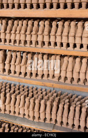 Figurines de terre cuite à moitié terminé à l'usine de Xi'an, Chine Banque D'Images