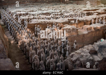 Des soldats et des chevaux en terre cuite de Qin site historique dans la région de Xi'an, Shaanxi, Chine Banque D'Images