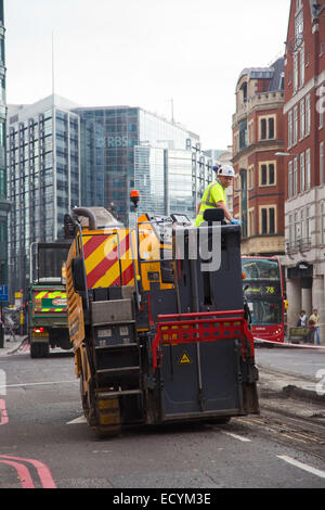 Londres - le 18 octobre : le resurfaçage d'un ouvrier non identifiés road sur Octobre 18, 2014 à Londres, Angleterre, Royaume-Uni. Le conseil de ville ca Banque D'Images