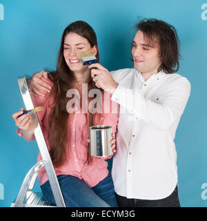 Jeune couple avec Peinture et pinceaux dans l'intérieur Banque D'Images