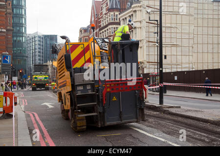 Londres - le 18 octobre : le resurfaçage d'un ouvrier non identifiés road sur Octobre 18, 2014 à Londres, Angleterre, Royaume-Uni. Le conseil de ville ca Banque D'Images