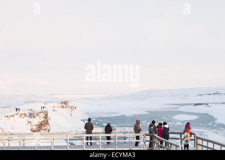 Les touristes se tenir sur une plate-forme d'observation à la cascade de Gullfoss en Islande Banque D'Images