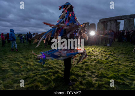 Stonhenge, Wiltshire, Royaume-Uni. Dec 22, 2014. Les druides d'aujourd'hui, les païens et autres fêtards recueillir à Stonehenge dans la plaine de Salisbury pour célébrer le premier jour de l'hiver.L'événement a attiré des centaines de personnes de UK et à l'étranger. © Grant Vélaires/ZUMA/ZUMAPRESS.com/Alamy fil Live News Banque D'Images