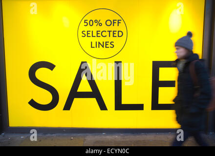 Londres, Royaume-Uni. Dec 22, 2014. Oxford Street commence tôt. Les ventes de Noël sont déjà en cours d'Oxford Street, au centre de Londres comme shoppers profiter de la réduction du prix avant de fermer boutique pour Noël. Crédit : Jeff Gilbert/Alamy Live News Banque D'Images