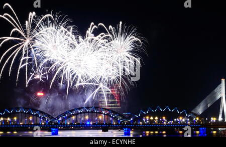 D'artifice dans les grandes ville Eeuropean Riga, date de l'indépendance Banque D'Images