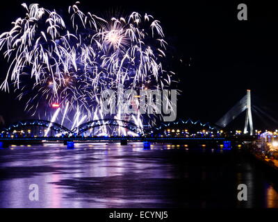 D'artifice dans les grandes ville Eeuropean Riga, date de l'indépendance Banque D'Images