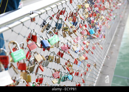 Love lock bridge Salzbourg Banque D'Images