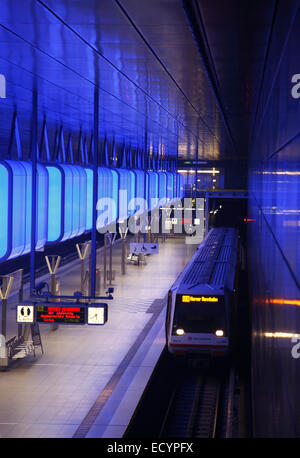 Installation de l'éclairage de couleur à Métro Station HAFENCITY UNIVERSITÄT (université), nouvelle ligne de métro U4, Hafencity, Hambourg, Allemagne Banque D'Images