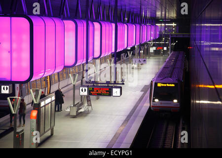 Installation de l'éclairage de couleur à Métro Station HAFENCITY UNIVERSITÄT (université), nouvelle ligne de métro U4, Hafencity, Hambourg, Allemagne Banque D'Images