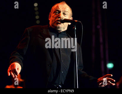 Nuremberg, Allemagne. Apr 16, 2005. (Afp) - légende du rock et Blus Joe Cocker joue sur la scène pendant un concert de son Cœur et l'âme "2005" L'Allemagne tour à Nuremberg, Allemagne, 16 avril 2005. © dpa/Alamy Live News Banque D'Images