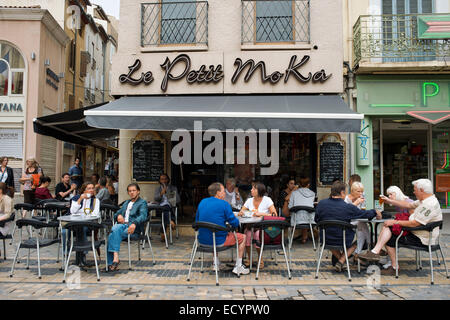 Le Petit Moka bar restaurant de la place de l'hôtel de ville. Narbonne. La rue commerçante piétonne dans la vieille ville de Narbonne centrale. Au sud de Fr Banque D'Images