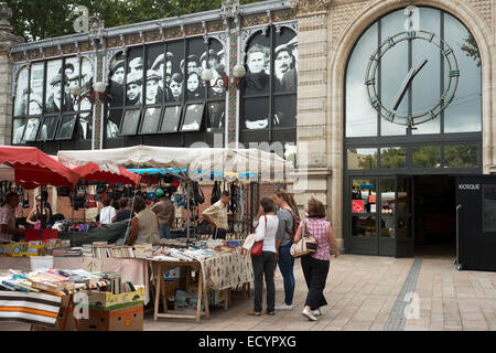 Marché de Narbonne. La France. Magasin qui vend des livres d'avance sur le marché. Ce marché couvert a une grande variété de fruits, poissons, viandes, et d'autres Banque D'Images