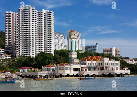 Masjid Terapung ou Mosquée flottante. Ce bel immeuble est situé sur la rive nord de l'île de Penang en Malaisie Banque D'Images