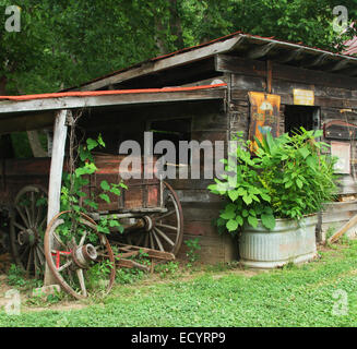 Ancien hangar et vieux wagon. Rabbit Hash, Kentucky, USA. Circa 1813. Une petite ville sur la rivière Ohio. Ajouté à la R Banque D'Images