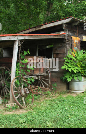 Ancien hangar et vieux wagon. Rabbit Hash, Kentucky, USA. Circa 1813. Une petite ville sur la rivière Ohio. Ajouté à la R Banque D'Images