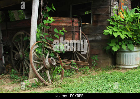 Ancien hangar et vieux wagon. Rabbit Hash, Kentucky, USA. Circa 1813. Une petite ville sur la rivière Ohio. Ajouté à la R Banque D'Images