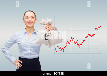 Happy businesswoman holding dollar avec des sacs d'argent Banque D'Images