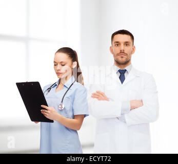 Groupe de médecins avec presse-papiers et stéthoscope Banque D'Images