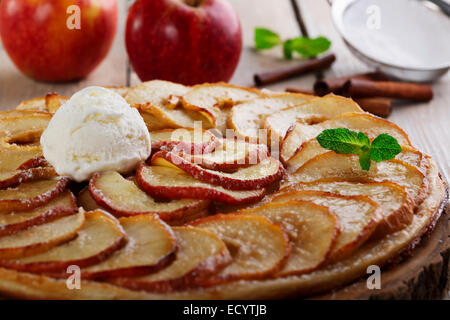 Ouvrir la tarte aux pommes la pâte feuilletée avec la crème glacée Banque D'Images