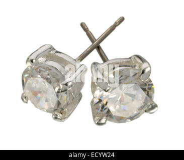 boucles d'oreilles en diamant photographiées sur un fond blanc Banque D'Images