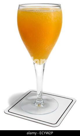 spritzer orange photographié sur fond blanc Banque D'Images