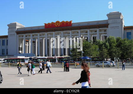 Les Chinois et les touristes de la Place Tiananmen (place), Beijing, Chine Banque D'Images