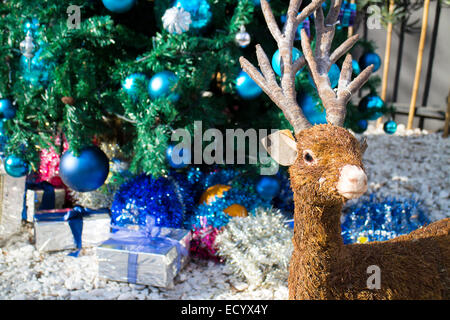 Le renne de Noël, décoration style avec arbre de Noël et des cadeaux de Noël sur l'arrière-plan Banque D'Images